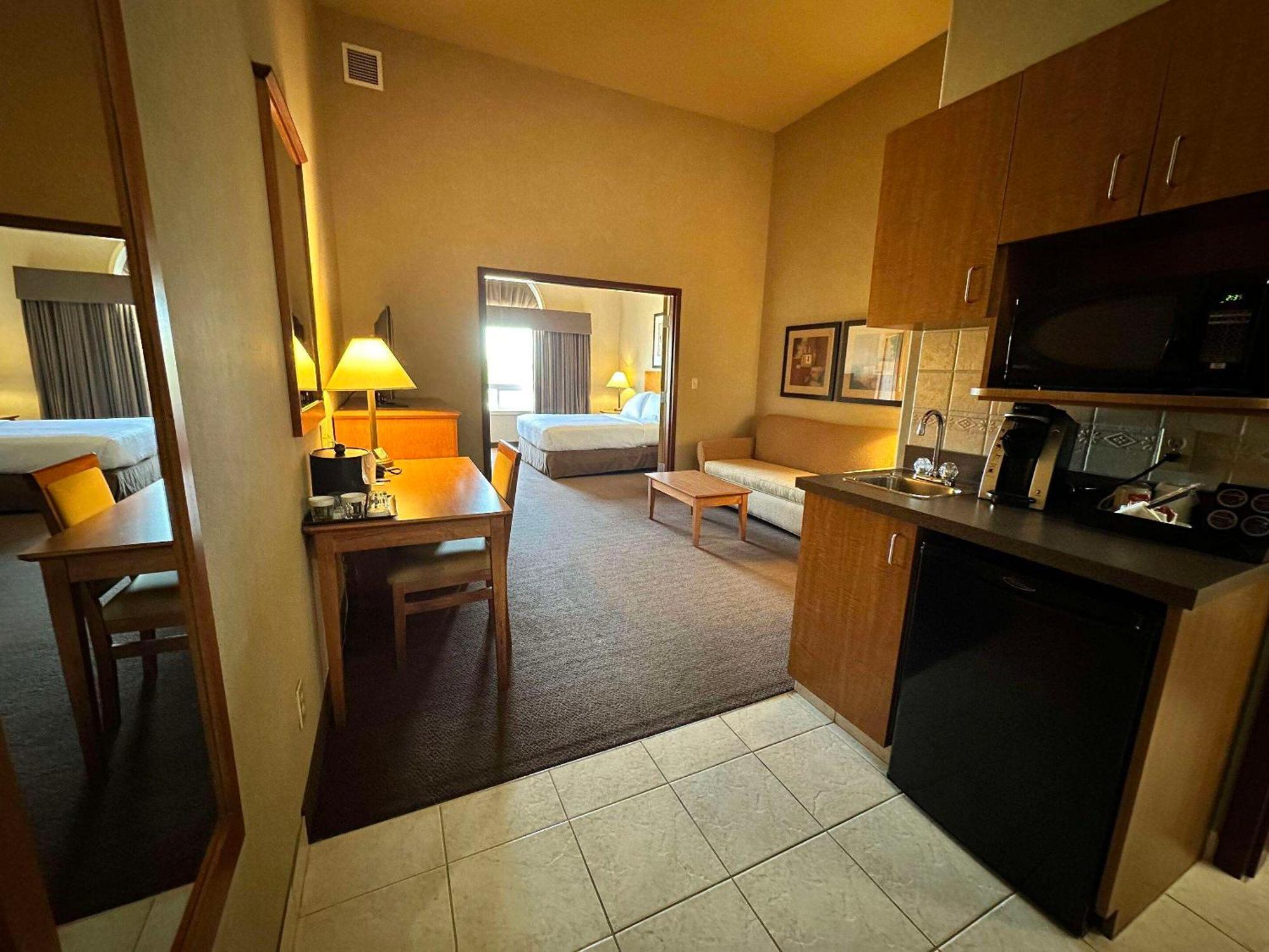 Clarion Pointe Hotel Rimbey Exterior photo