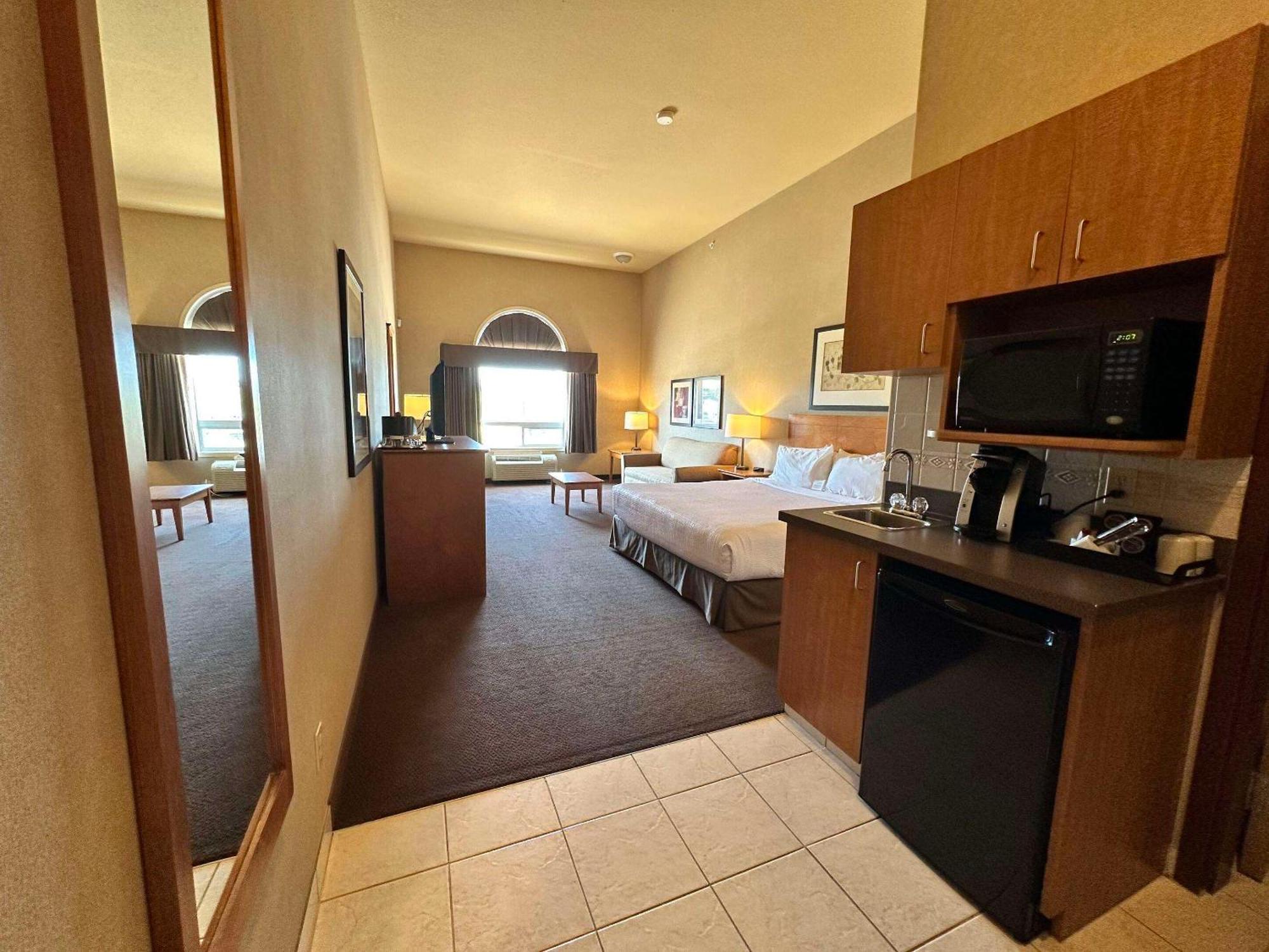 Clarion Pointe Hotel Rimbey Exterior photo